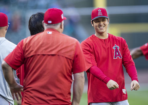 ソーシア監督と笑顔で話す大谷(AP)