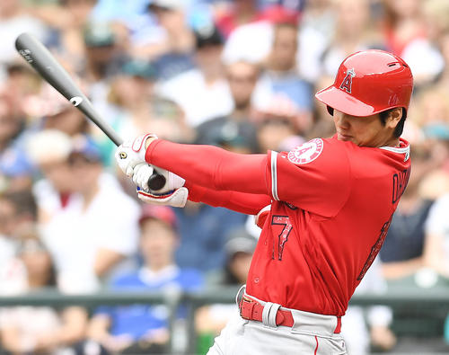 マリナーズ対エンゼルス 7回表エンゼルス1死、右へ二塁打を放つエンゼルス大谷(撮影・菅敏)