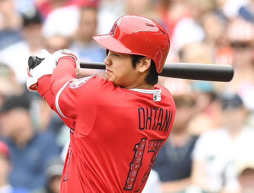 マリナーズ対エンゼルス 7回表エンゼルス1死、右へ二塁打を放つエンゼルス大谷(撮影・菅敏)