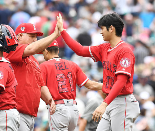 マリナーズに勝利し、ソーシア監督(左)とタッチをするエンゼルス大谷(撮影・菅敏)