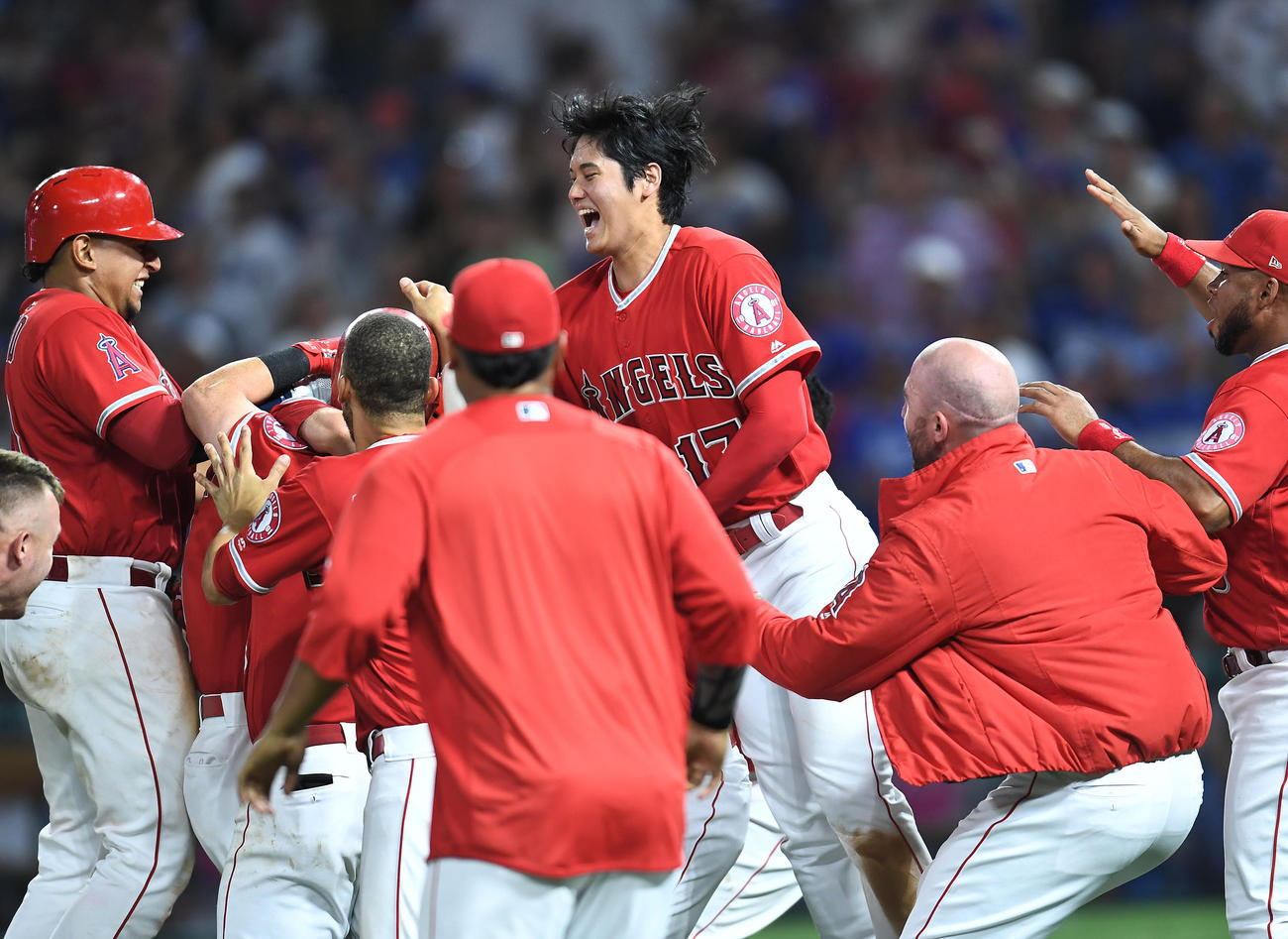エンゼルス対ドジャース　９回、キンズラーの適時打でサヨナラ勝ちをし、歓喜の輪にジャンプして加わるエンゼルス大谷（撮影・菅敏）