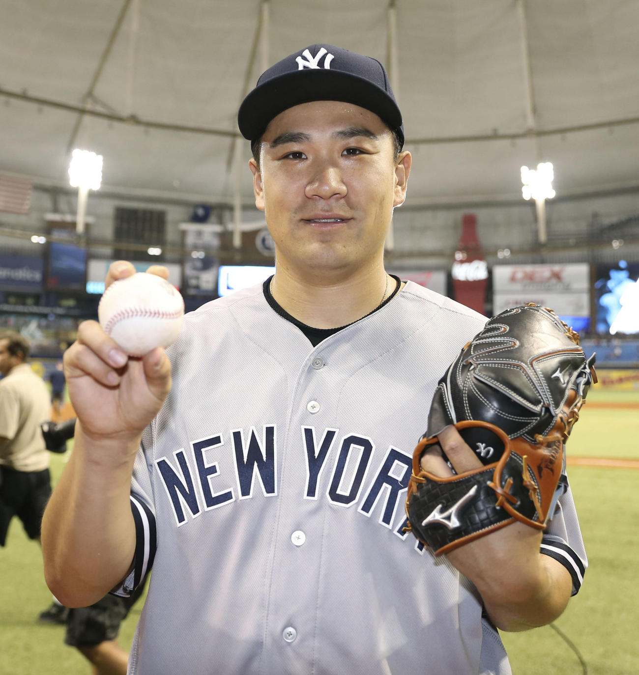 レイズ戦で今季初完封勝利を挙げ、ボールを手にポーズをとるヤンキース田中(共同)