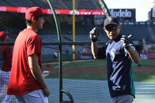 エンゼルス対マリナーズ 試合前の練習中にイチロー(右)と談笑するエンゼルス大谷(撮影・菅敏)