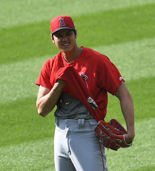 インディアンス対エンゼルス 試合前、キャッチボールをするエンゼルス大谷は、投球の合間に汗をシャツで拭う(撮影・菅敏)