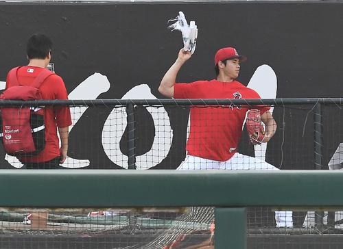 エンゼルス対タイガース 試合前の練習中にブルペンでシャドーピッチングをするエンゼルス大谷(撮影・菅敏)