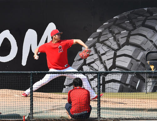 右肘故障後初めてブルペンで投球練習をするエンゼルス大谷（撮影・菅敏）