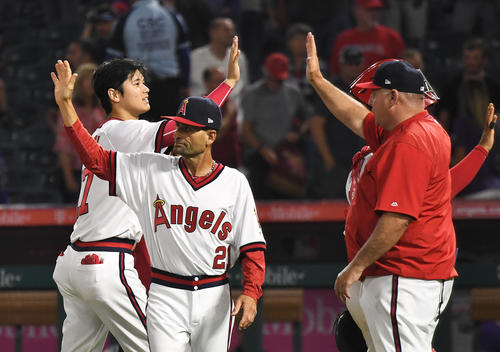 ロッキーズに勝利し、ソーシア監督（右）にタッチで迎えられるエンゼルス大谷（撮影・菅敏）