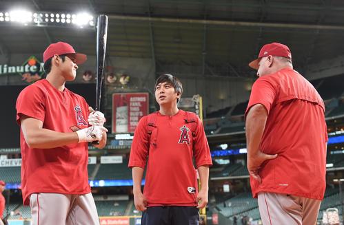 アストロズ対エンゼルス 試合前の練習中にソーシア監督(右)と話すエンゼルス大谷(撮影・菅敏)