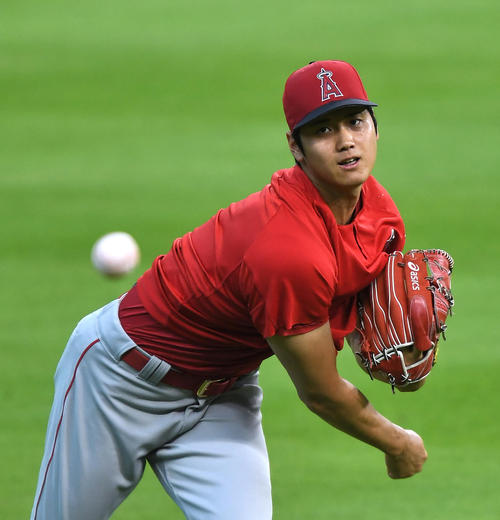 アストロズ対エンゼルス 試合前、キャッチボールで調整するエンゼルス大谷(撮影・菅敏)