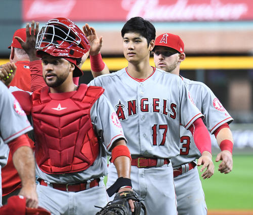 アストロズに勝利し、ナインとタッチをするエンゼルス大谷(撮影・菅敏)