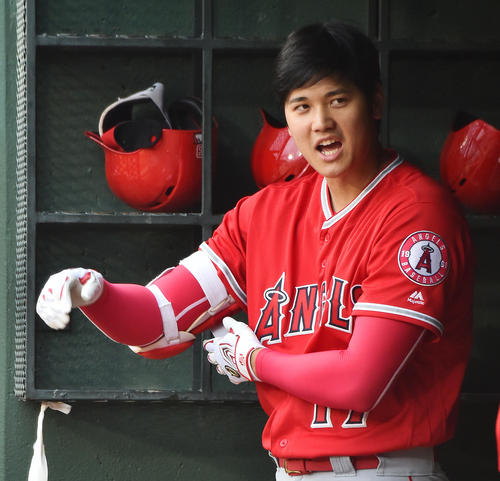 レンジャーズ対エンゼルス　試合開始直前、右肘にプロテクターを着けるエンゼルス大谷（撮影・菅敏）