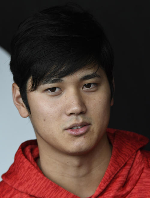 試合前取材に答える大谷（AP）