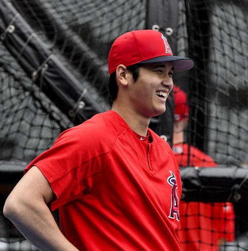 笑顔で練習する大谷(AP)