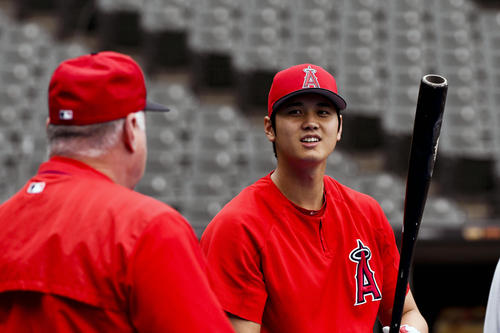 試合前ソーシア監督と話す大谷(AP)