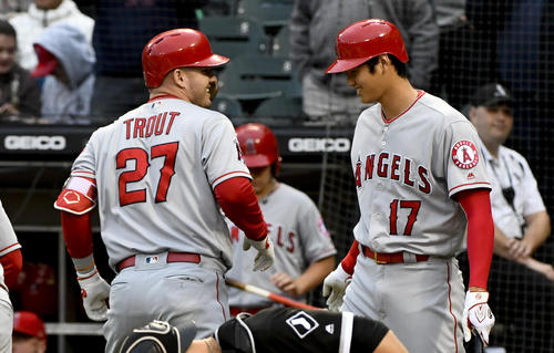 先制2ランを放ったトラウトを迎える大谷(AP)