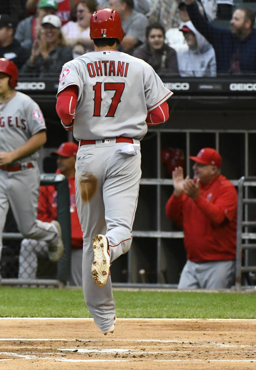 1回、3点目のホームを踏んだ大谷(AP)
