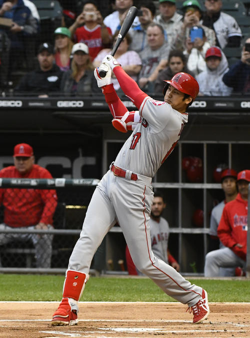 1回、右前安打を放つ大谷(AP)