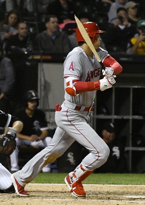 5回、バットを折られ遊ゴロに倒れた大谷(AP)