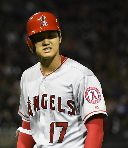 7回、左飛に倒れた大谷は悔しそうな表情(AP)