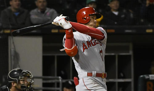 9回、3点三塁打を放つ大谷(AP)