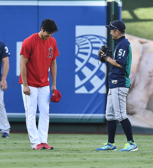 エンゼルス対マリナーズ 試合前、イチロー(右)にあいさつするエンゼルス大谷(撮影・菅敏)