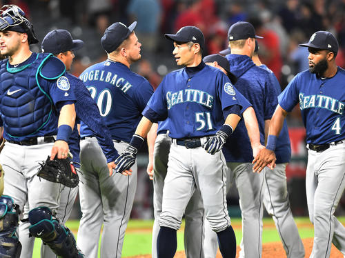 エンゼルスに勝利し、ナインとタッチをするイチロー(撮影・菅敏)
