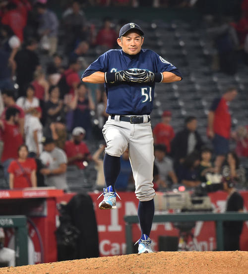 エンゼルスに勝利し、フィールドに向かったイチローは、マウンドに上がりおどける(撮影・菅敏)