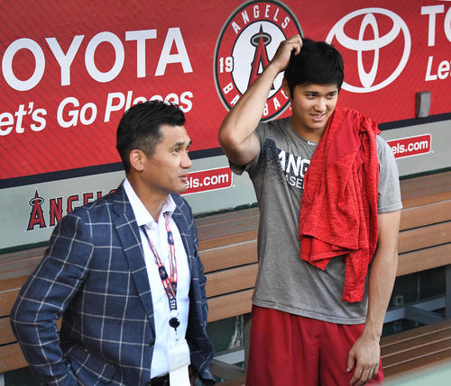 エンゼルス対マリナーズ 試合前、黒木氏(左)と談笑するエンゼルス大谷(撮影・菅敏)