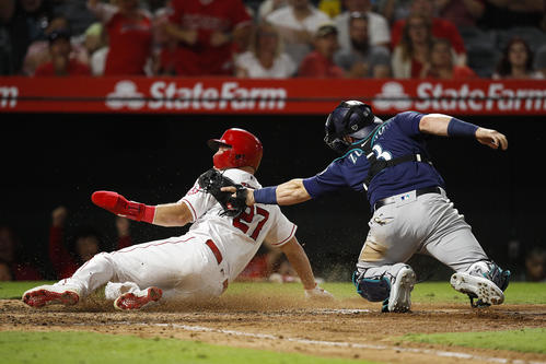 大谷の右前安打で本塁に突入したトラウト(AP)