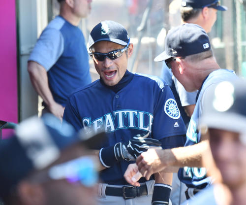 エンゼルス対マリナーズ 試合開始直前、ベンチでナインを盛り上げるイチロー(撮影・菅敏)