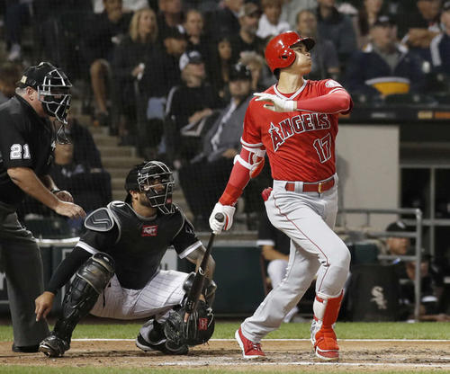 ホワイトソックス戦の3回、右中間に3試合連続本塁打となる19号3ランを放つ大谷（共同）