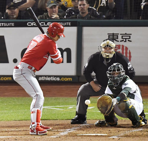 2回、四球を選ぶエンゼルス大谷（共同）
