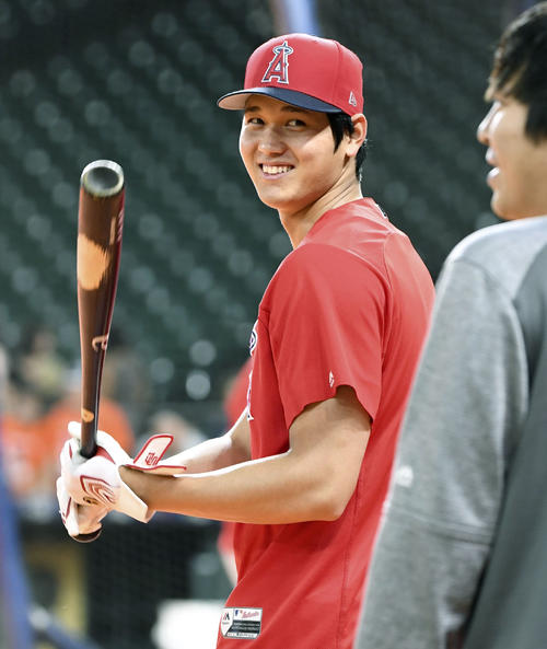 アストロズとの試合前、笑顔を見せるエンゼルス大谷（共同）