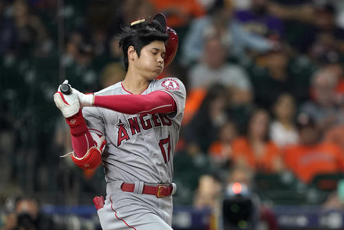 ヘルメットを飛ばして空振りする大谷（AP）