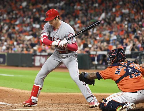 9回、見逃し三振に倒れるエンゼルス大谷（共同）