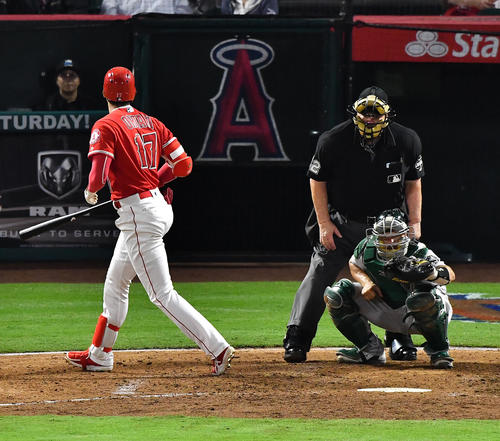 エンゼルス対アスレチックス　6回裏エンゼルス1死一塁、フルカウントからボールを見送り、一塁に向かいかけるエンゼルス大谷（撮影・菅敏）