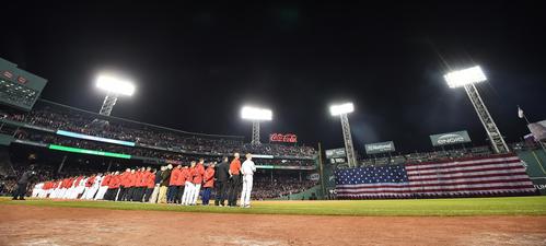 ワールドシリーズ開幕のセレモニーでフィールドに整列し、米国国歌を斉唱する両軍(撮影・菅敏)