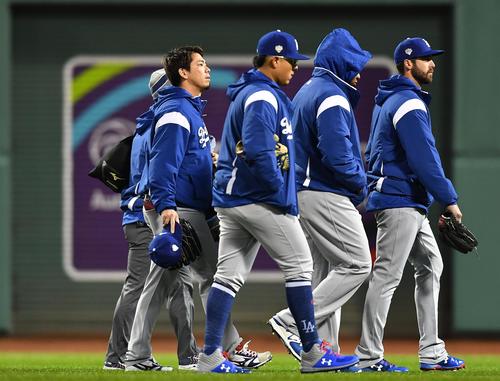 ワールドシリーズ・レッドソックス対ドジャース第1戦 1回裏、ベンチからブルペンに向かうドジャース前田(左端)(撮影・菅敏)