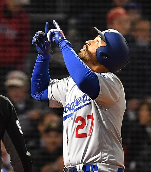 ワールドシリーズ・レッドソックス対ドジャース第1戦 2回表ドジャース1死、左越えに本塁打を放ち、天を指さし本塁に入るドジャース・ケンプ(撮影・菅敏)
