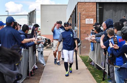 イチローがキャンプイン 日本人メジャー写真速報 ｍｌｂライブ速報 日刊スポーツ