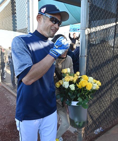サインを求めるファンからサプライズで黄色いバラの花を贈られ、笑顔を見せるイチロー(撮影・菅敏）