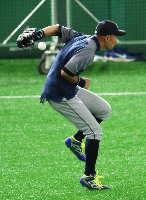 試合前練習で背面キャッチに失敗するイチロー(撮影・足立雅史)