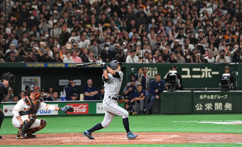 巨人対マリナーズ 2回表マリナーズ無死一、二塁、イチローは中飛に倒れる(撮影・山崎安昭)