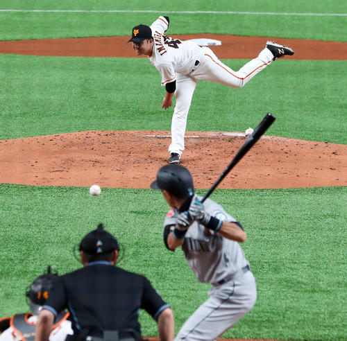 巨人対マリナーズ 2回表マリナーズ無死一、二塁、イチローに投げ込む今村(撮影・浅見桂子)
