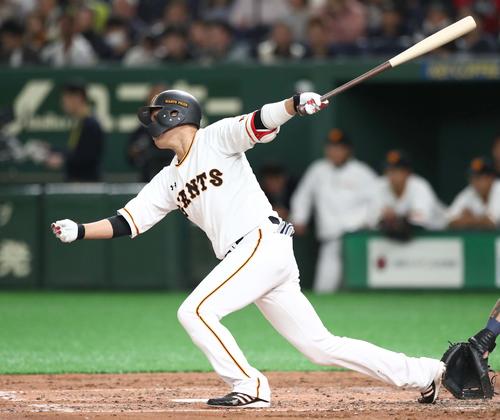 巨人対マリナーズ 3回裏巨人1死二塁、中前適時打を放つ坂本勇(撮影・黒川智章)
