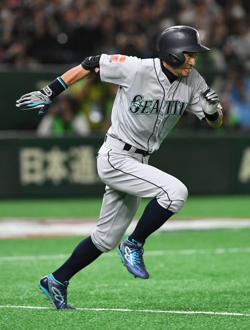 巨人対マリナーズ 4回表マリナーズ1死一塁、イチローは二ゴロを打つ(撮影・山崎安昭)