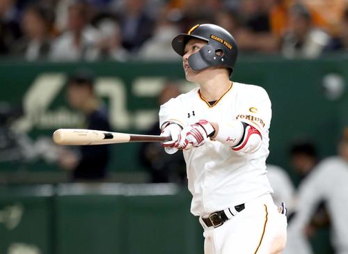 巨人対マリナーズ 5回裏巨人1死、左越え本塁打を放つ坂本勇(撮影・黒川智章)