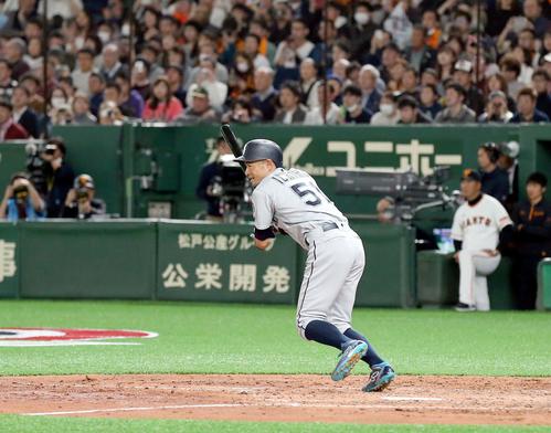 巨人対マリナーズ 6回表マリナーズ2死一塁、遊ゴロに終わるイチロー(撮影・黒川智章)