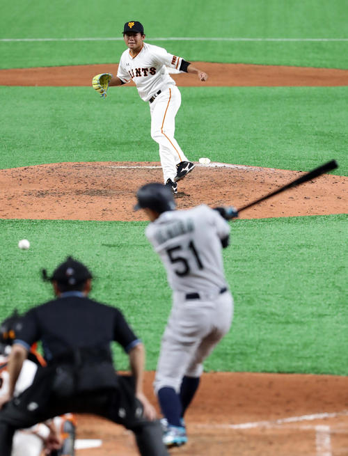 巨人対マリナーズ 6回表マリナーズ2死一塁、イチローを遊ゴロに仕留める田口(撮影・浅見桂子)