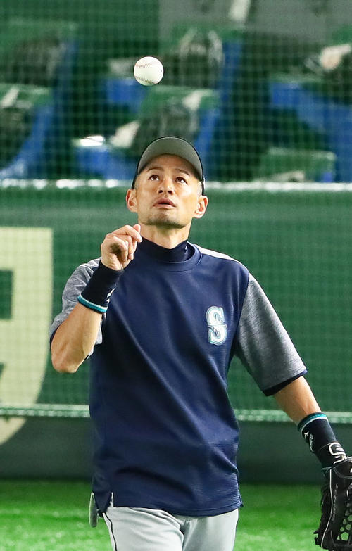 ボールを見つめるイチロー(撮影・足立雅史)